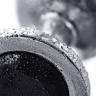 Большая серебристая анальная втулка с чёрным кристаллом - 8,5 см. купить в секс шопе