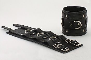 Широкие подшитые наручники с 2 ремешками и 3 сварными D-кольцами купить в секс шопе
