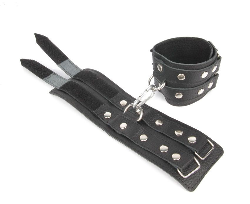 Черные широкие кожаные наручники с заклепками на карабине купить в секс шопе