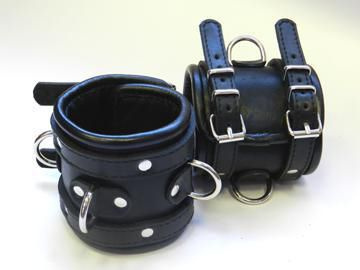 Широкие обернутые наручники из чёрной кожи купить в секс шопе