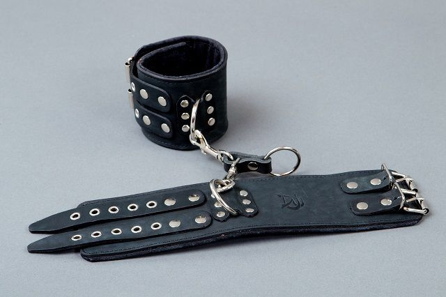 Широкие чёрные кожаные наручники купить в секс шопе
