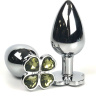 Серебристая анальная втулка с клевером из лаймовых кристаллов - 9 см. купить в секс шопе