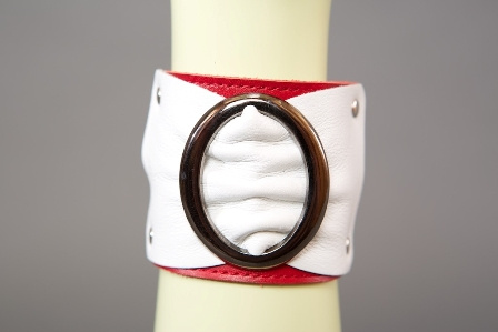 Бело-красный браслет с овальной пряжкой  купить в секс шопе