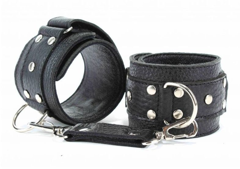 Чёрные кожаные наручники купить в секс шопе