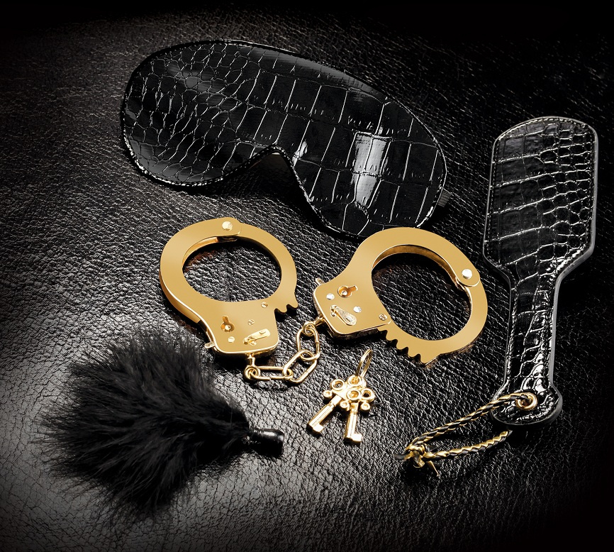 Набор Beginners Fantasy Kit из наручников, пуховки, маски и шлепалки купить в секс шопе