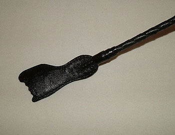 Чёрный стек с плетеной ручкой и наконечником-ступнёй - 70 см. купить в секс шопе