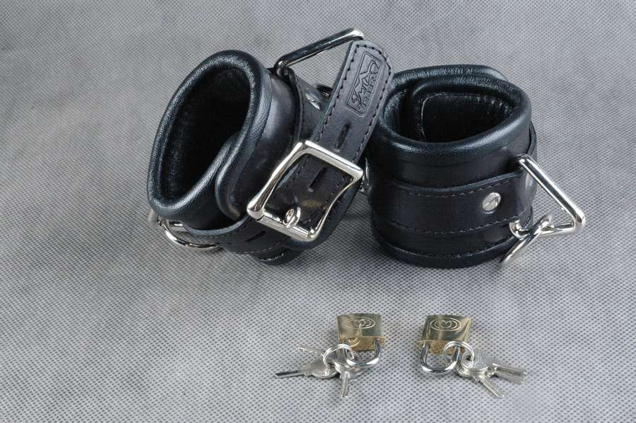 Чёрные подвёрнутые наручники из кожи купить в секс шопе
