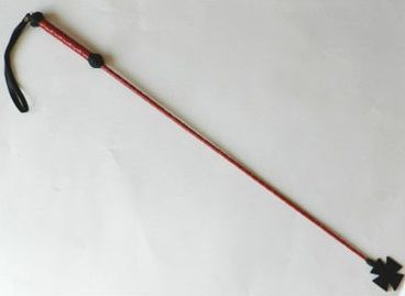 Плетеный длинный красный лаковый стек с наконечником-крестом - 85 см. купить в секс шопе