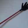 Короткий красный плетеный стек с наконечником-ладошкой - 70 см. купить в секс шопе