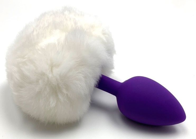 Фиолетовая анальная пробка с пушистым белым хвостиком зайчика купить в секс шопе