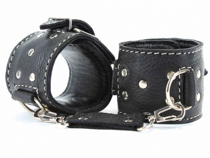 Чёрные кожаные наручники с крупной строчкой купить в секс шопе