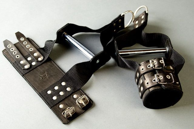 Чёрные наручники с хромированной трубкой для подвешивания  купить в секс шопе