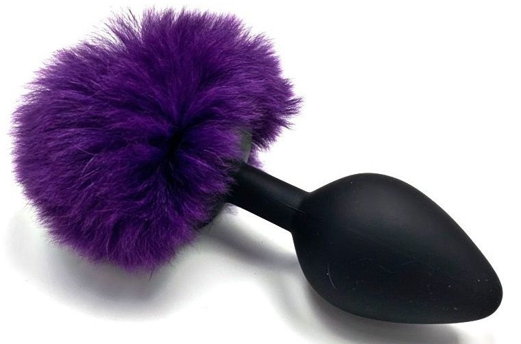Черная анальная пробка с пушистым фиолетовым хвостиком зайки купить в секс шопе