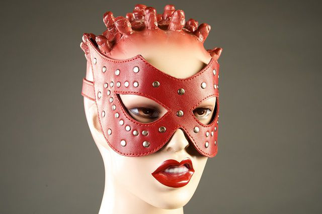Красная кожаная маска с заклёпками купить в секс шопе