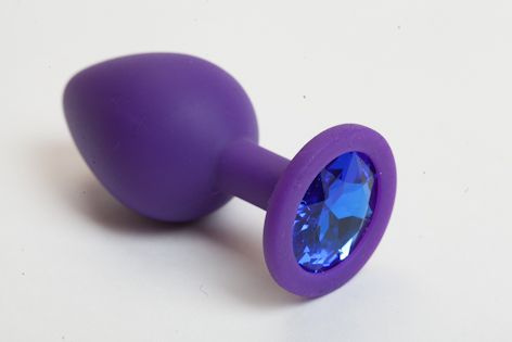 Фиолетовая силиконовая анальная пробка с голубым стразом - 8,2 см. купить в секс шопе
