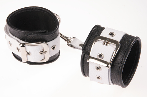 Чёрно-белые кожаные наручники с ремешком с двумя карабинами купить в секс шопе