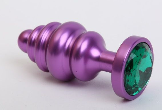 Фиолетовая ребристая анальная пробка с зеленым кристаллом - 7,3 см. купить в секс шопе