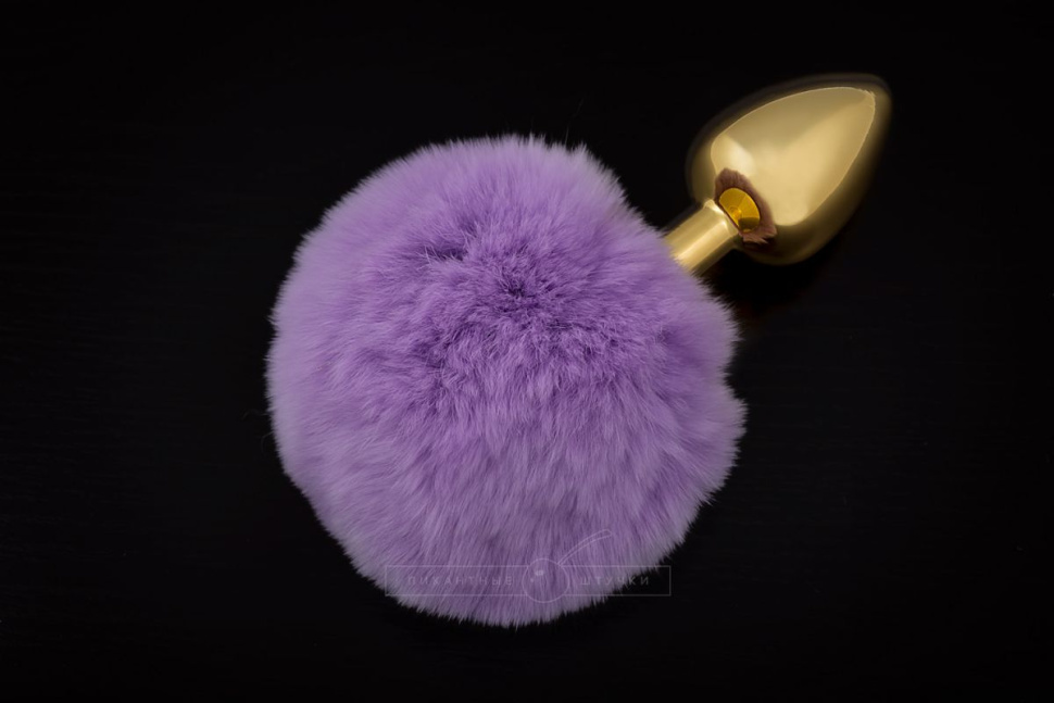 Маленькая золотистая пробка с пушистым фиолетовым хвостиком купить в секс шопе