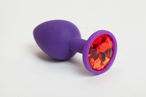 Фиолетовая силиконовая анальная пробка с красным стразом - 7,1 см. купить в секс шопе