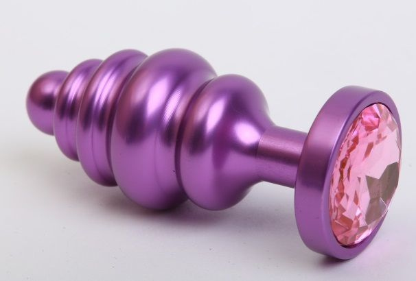 Фиолетовая ребристая анальная пробка с розовым кристаллом - 7,3 см. купить в секс шопе