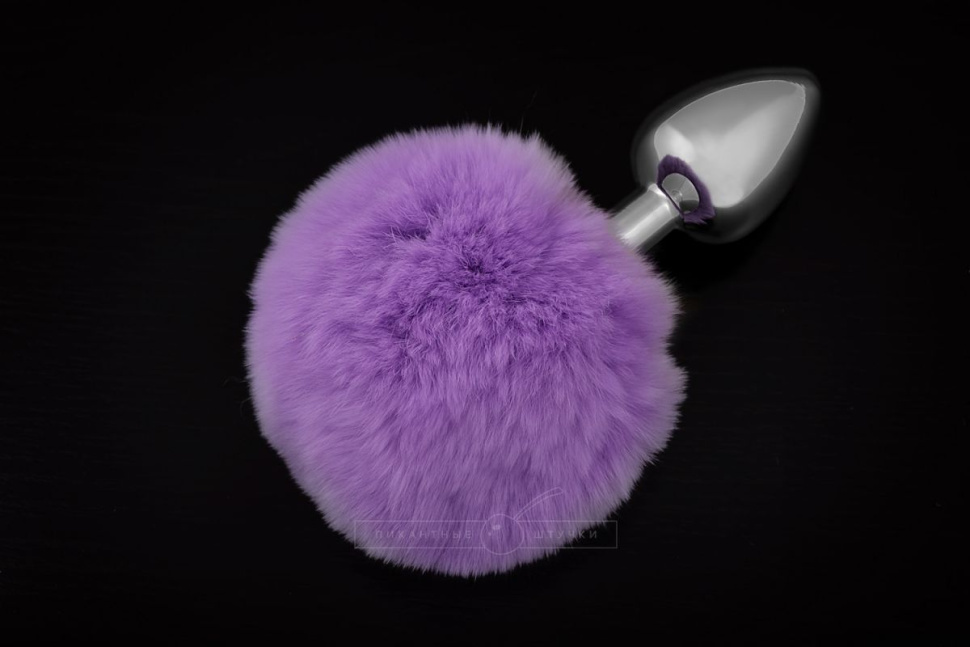 Маленькая серебристая пробка с пушистым фиолетовым хвостиком купить в секс шопе
