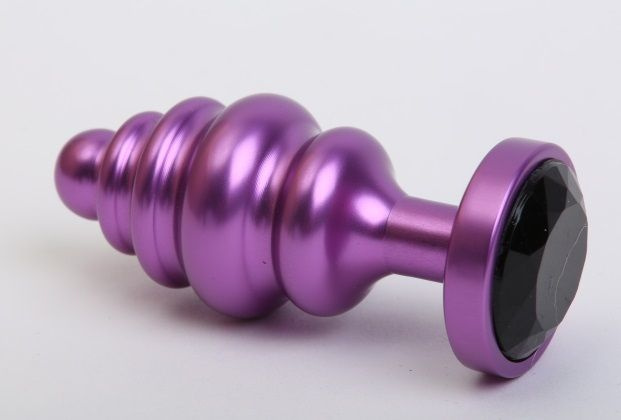 Фиолетовая ребристая анальная пробка с чёрным кристаллом - 7,3 см. купить в секс шопе