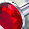Малая серебристая анальная втулка с красным кристаллом - 6 см. купить в секс шопе