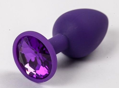 Фиолетовая силиконовая анальная пробка с фиолетовым стразом - 7,1 см. купить в секс шопе