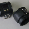 Чёрные кожаные наручники с ремешком с двумя карабинами купить в секс шопе