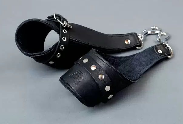 Чёрные кожаные наручники для подвешивания купить в секс шопе