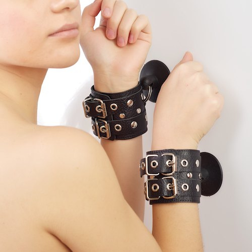 Чёрные наручники с ремешками на присосках  купить в секс шопе
