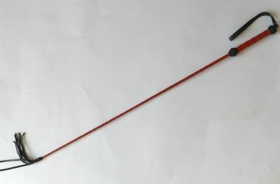 Плетеный длинный красный лаковый стек с наконечником-кисточкой - 85 см. купить в секс шопе