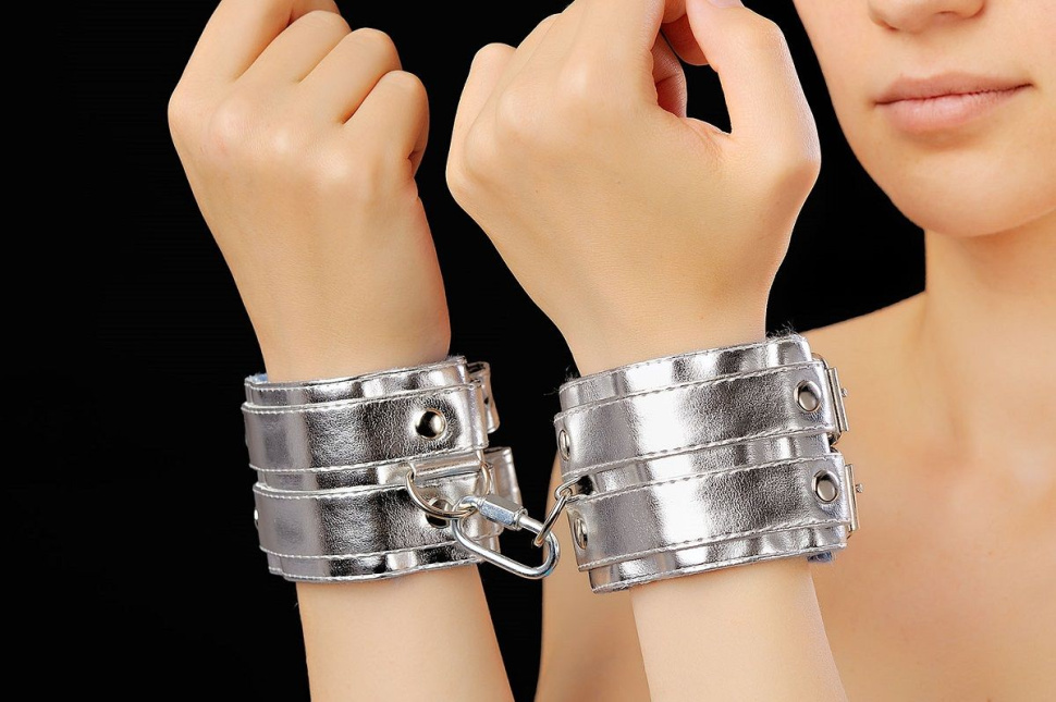 Серебристые наручники с коротким ремешком и никелированной фурнитурой купить в секс шопе