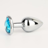 Серебристая анальная пробка с голубым кристаллом в форме сердца - 7 см. купить в секс шопе