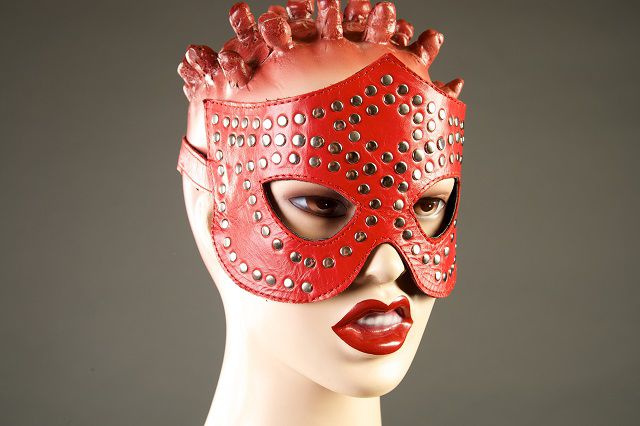 Красная маска-очки с фурнитурой в виде заклепок купить в секс шопе