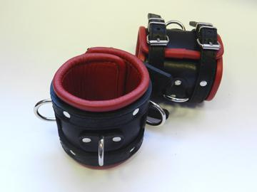 Широкие обёрнутые наручники с красным кожаным подкладом купить в секс шопе