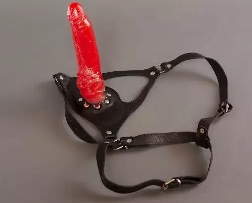 Страпон унисекс с гелевой красной насадкой-фаллосом - 16 см. купить в секс шопе