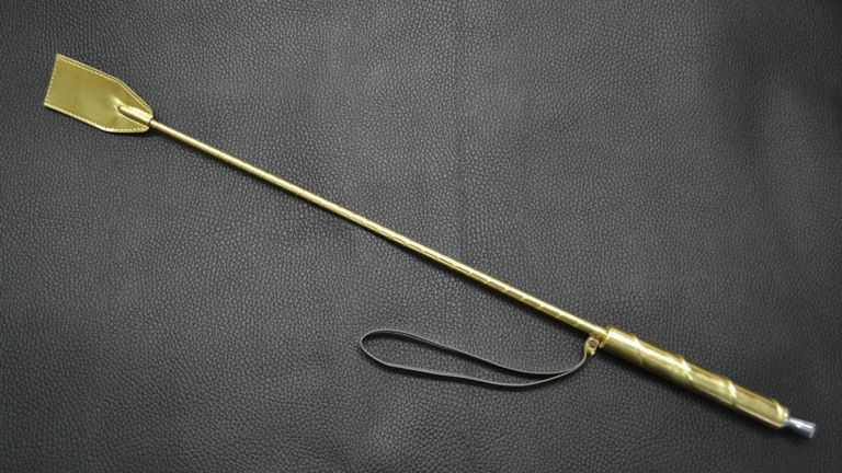 Золотистый стек с деревянной ручкой - 70 см. купить в секс шопе