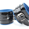 Чёрные лаковые наручники с синим подкладом купить в секс шопе