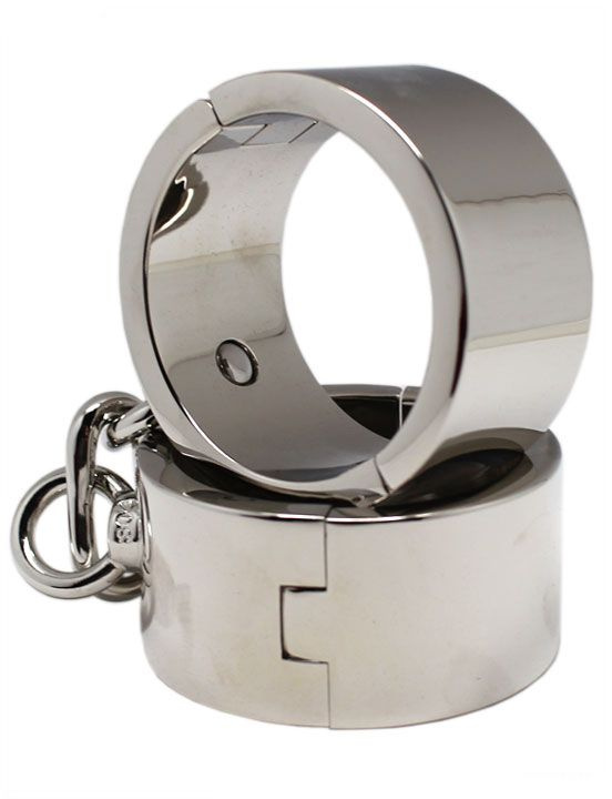 Серебристые гладкие металлические наручники с ключиком купить в секс шопе