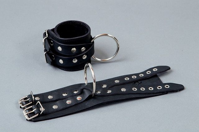 Чёрные кожаные наручники  Крест  купить в секс шопе