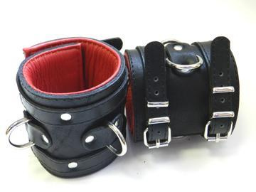 Широкие подвёрнутые наручники с красным подкладом купить в секс шопе