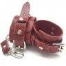 Красные кожаные наручники с соединительным ремешком купить в секс шопе