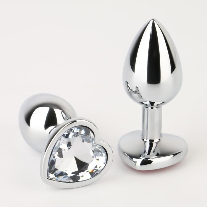 Серебристая анальная пробка с прозрачным кристаллом в форме сердца - 7 см. купить в секс шопе