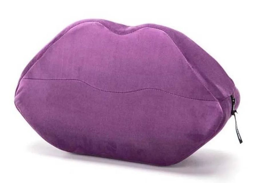 Фиолетовая микрофибровая подушка для любви Kiss Wedge купить в секс шопе