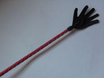 Длинный плетённый стек с наконечником-ладошкой и красной рукоятью - 85 см. купить в секс шопе