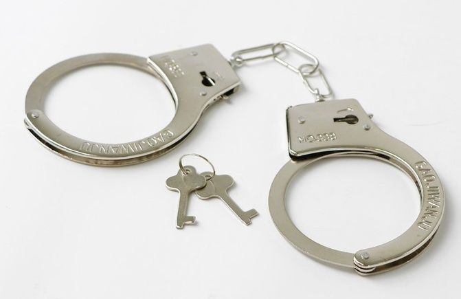 Серебристые наручники с ключиками купить в секс шопе